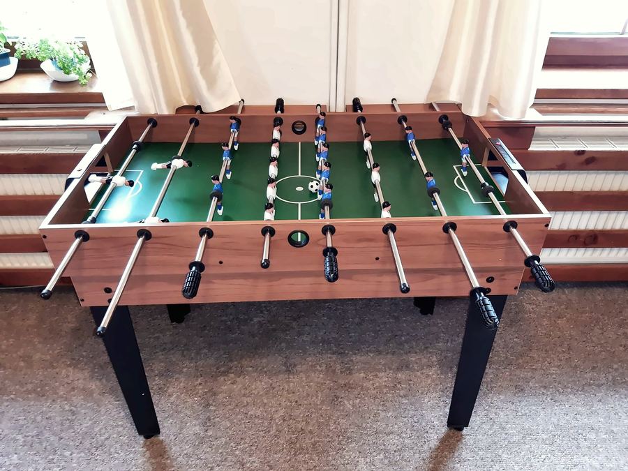 Stolní fotbálek u okna
