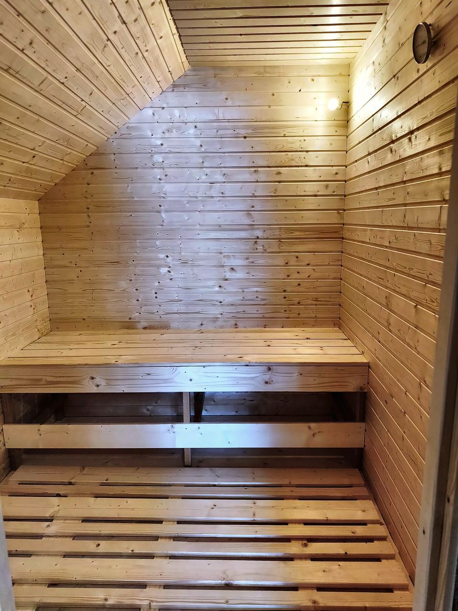 Dřevěná sauna s lavicemi
