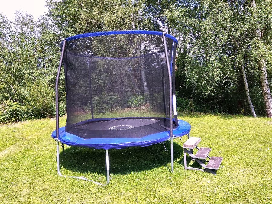 Trampolína se sítí na zahradě